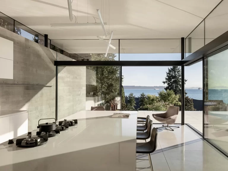 Ngôi nhà kính “lơ lửng”: Khi sống off-grid không còn đồng nghĩa với việc rời bỏ tiện nghi